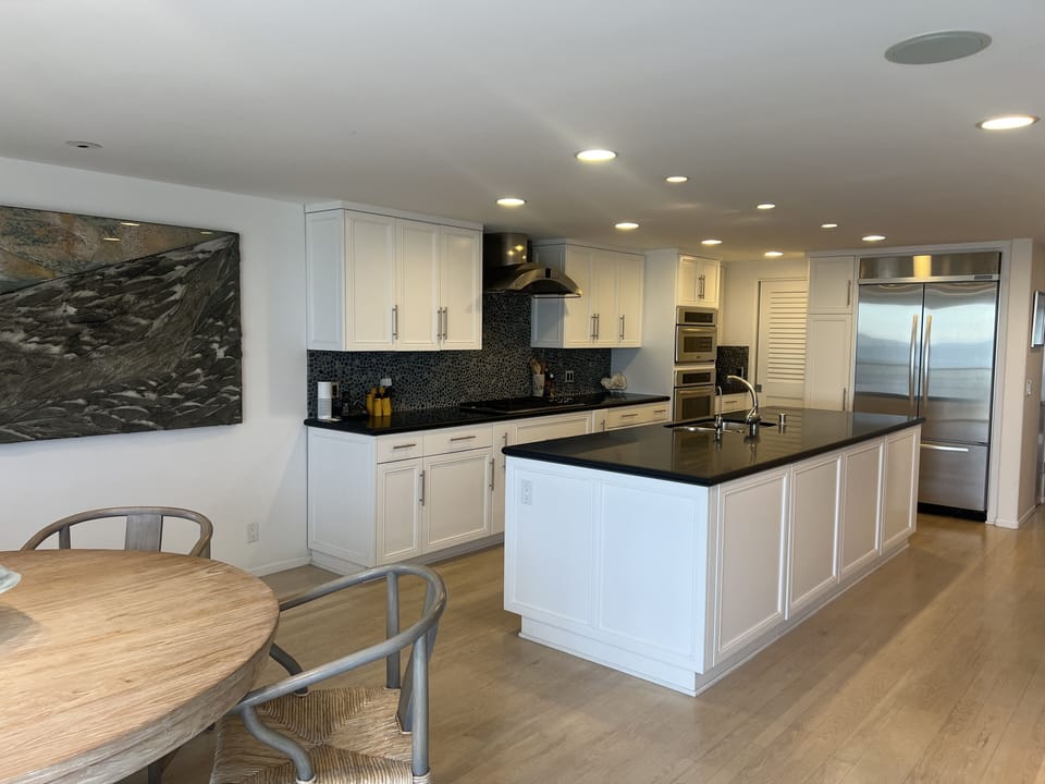 Fully equipped gourmet kitchen 