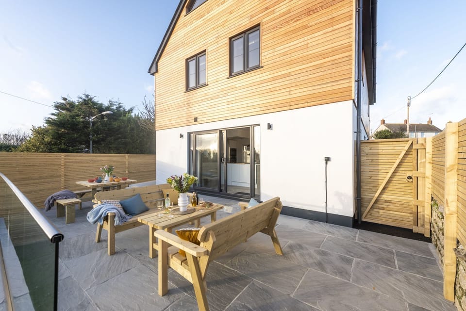 Outdoor seating area in tiered garden with access to kitchen & dining area - Atlantic Point