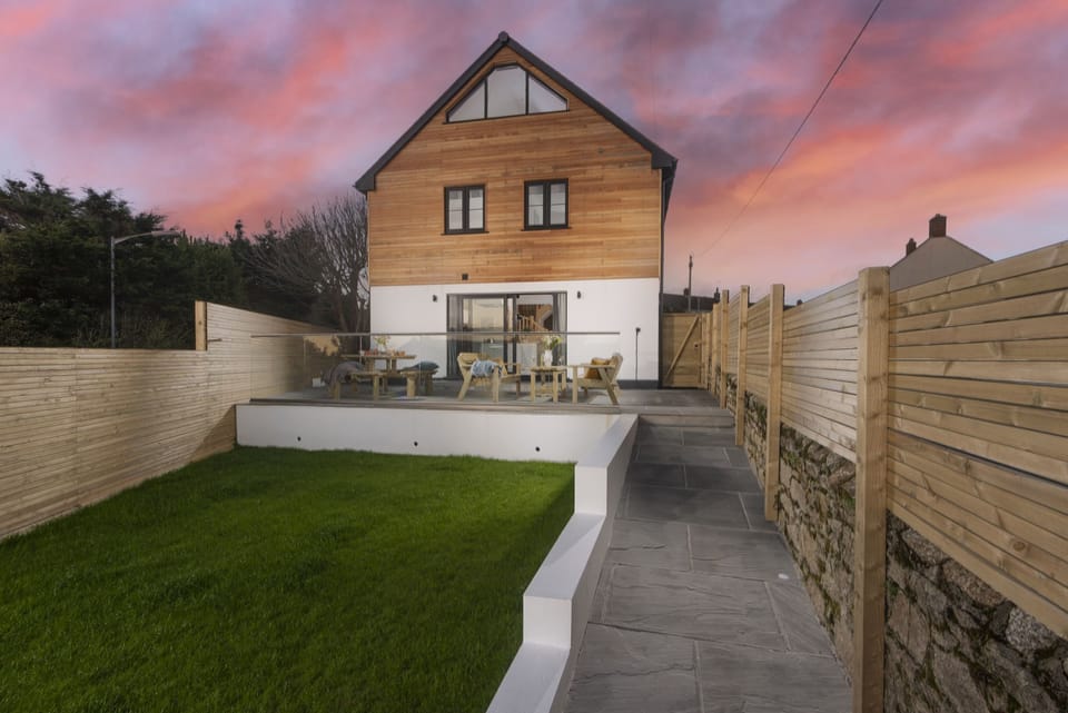Garden and property exterior at desk - Atlantic Point