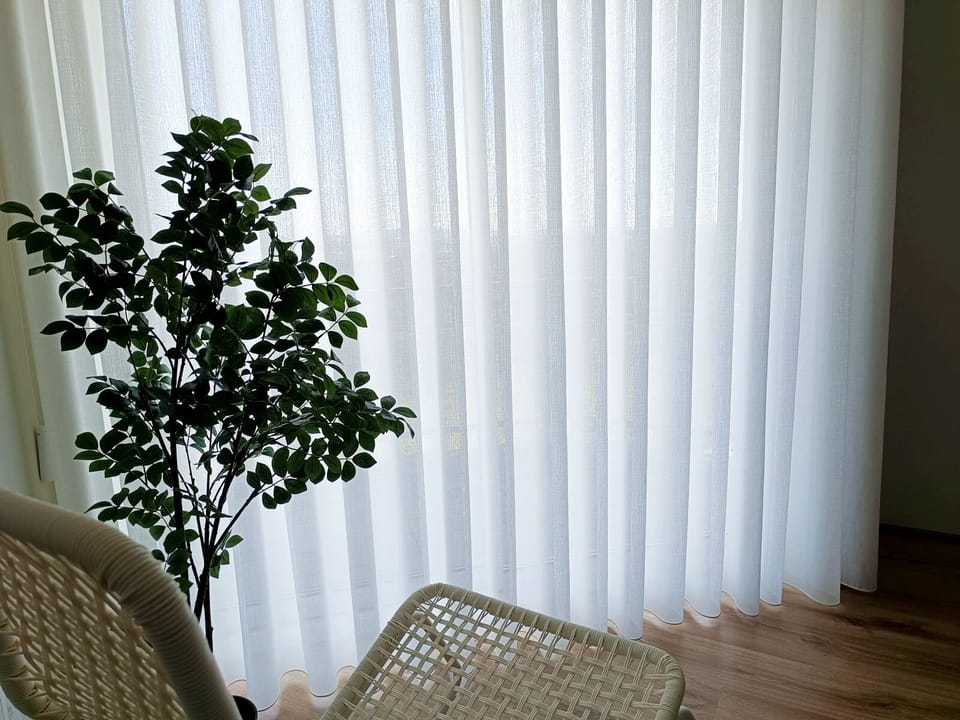 Quarto duplo com roupeiro, cadeira e varanda
