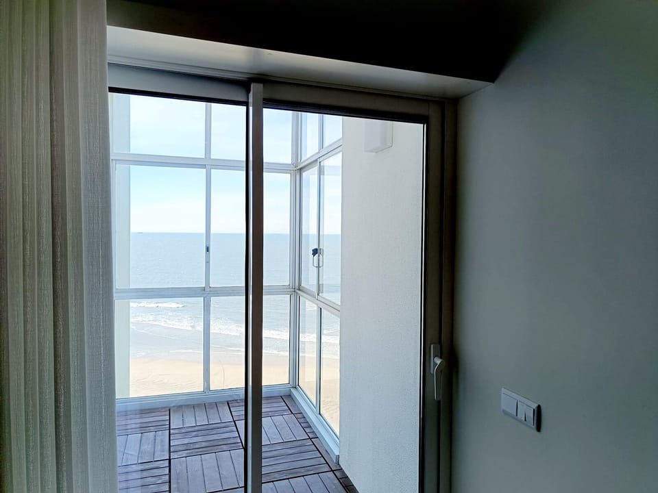 Varanda sala de estar com vista mar