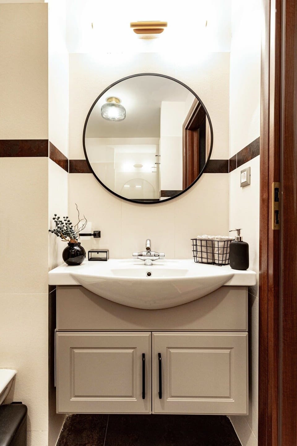 Luxuriate in our bathroom oasis, featuring a sumptuous bathtub where you can unwind and rejuvenate in style.