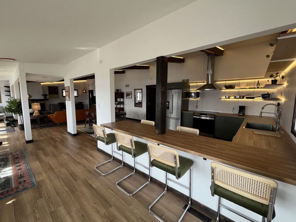 A spacious breakfast bar, perfect for gathering