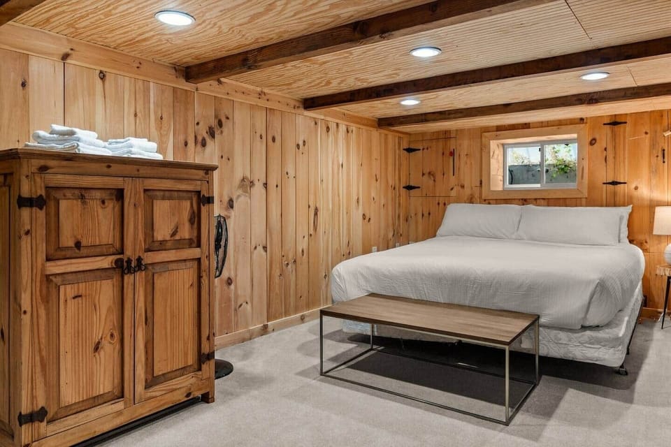 Bedroom 4: King (main house)