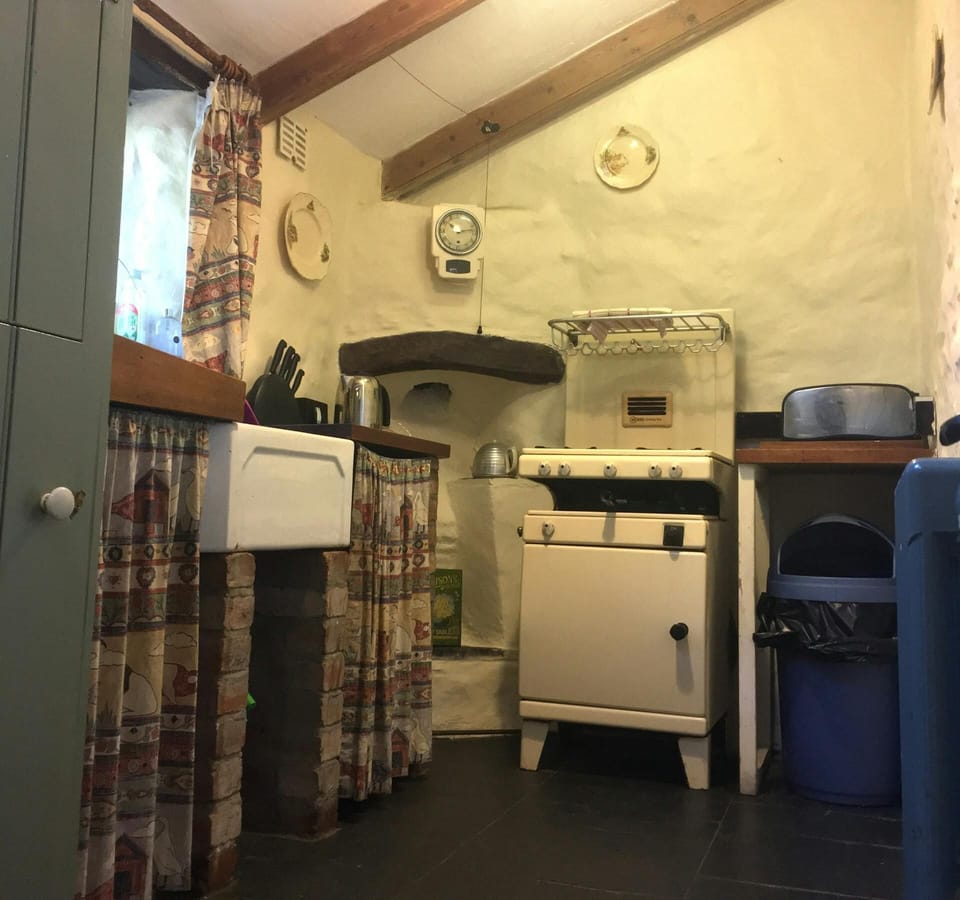 kitchen, stove, kettle, toaster, knife block, belfast sink