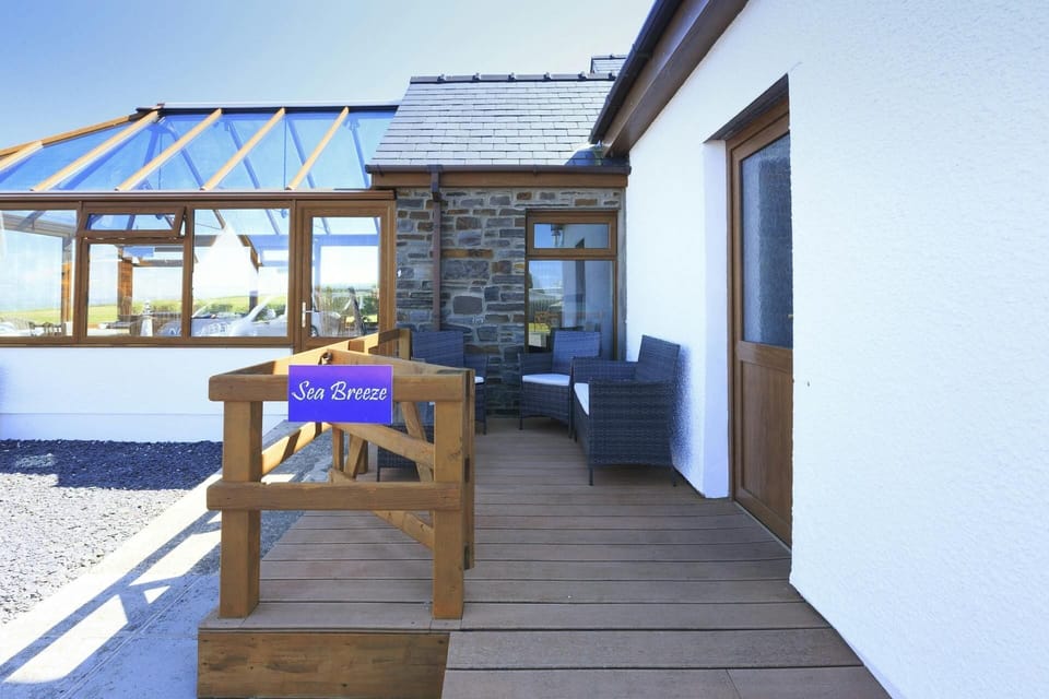 Seabreeze entrance with ramp and front door