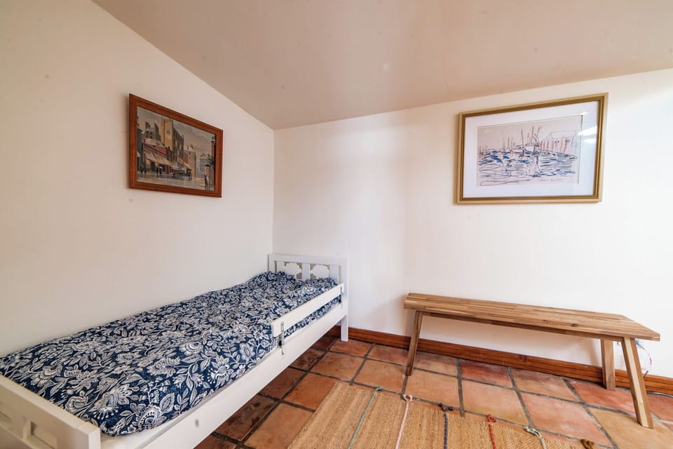 Second bedroom (toddler bed)