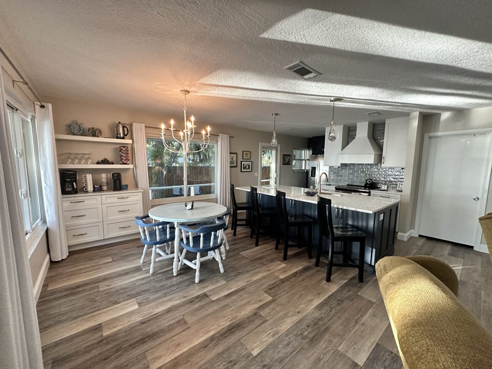 Seating for four at the dining table and for four at the island