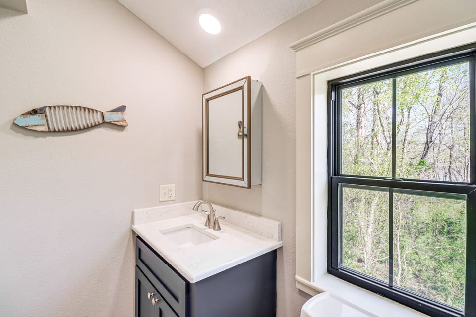 Full Bathroom | Towels Provided | 2nd Floor
