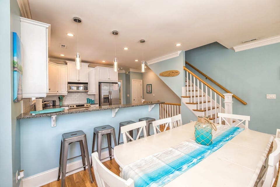 Fully stocked kitchen w/ counter seating and dining table that seats 8