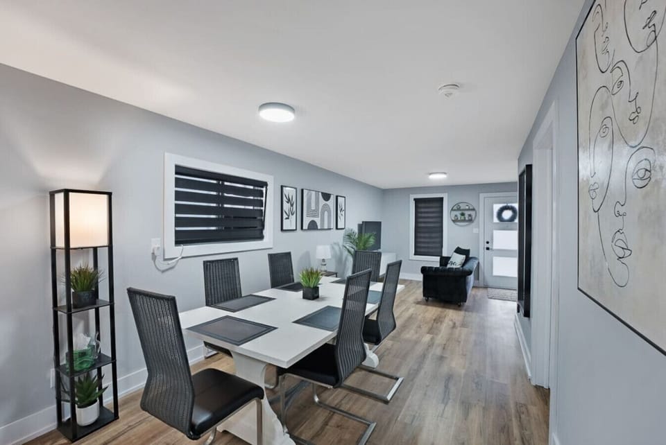 Make the most of your time in this beautifully designed dining space, perfect for both meals and work. The large 6-person table offers ample room for collaboration & productivity. making this the perfect setting for both work and play!