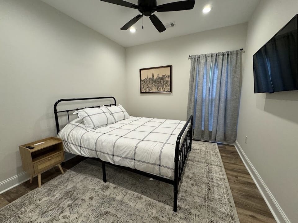 Middle Bedroom (queen bed).
