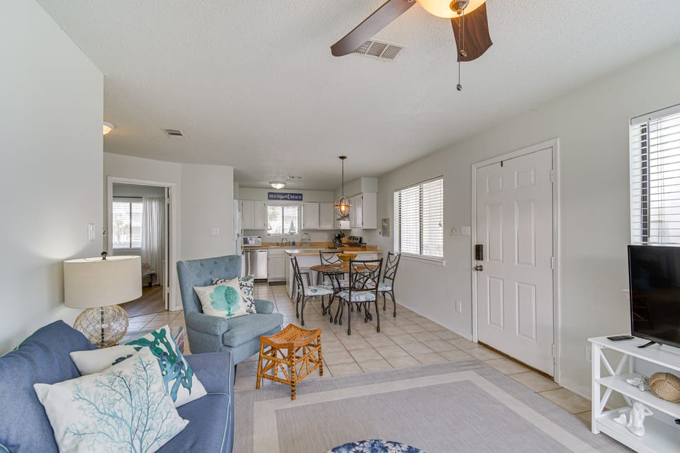 Living Room | Smart TV | Free WiFi | Queen Sleeper Sofa