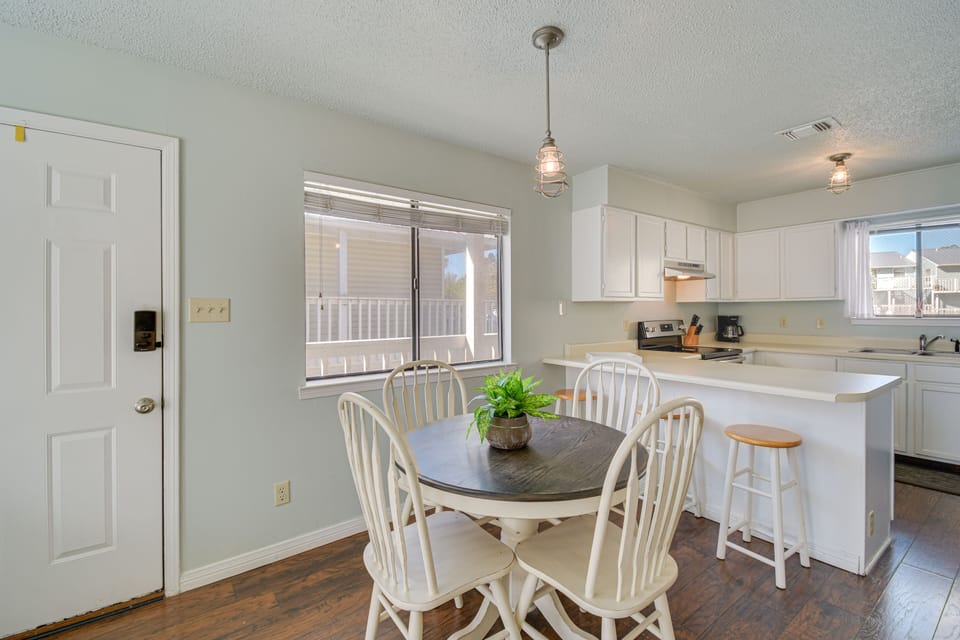 Dining Area | Dishware & Flatware Provided