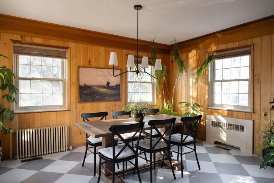 Dining room (additional chairs available)