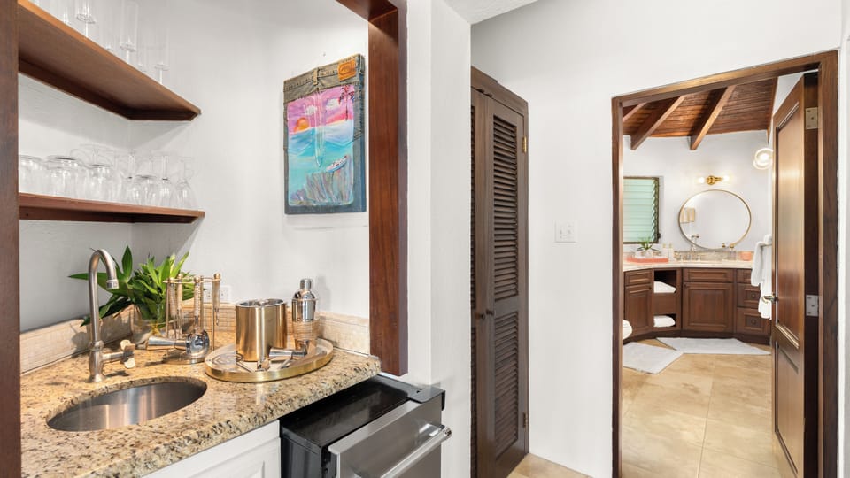 Great room mini bar and ice maker