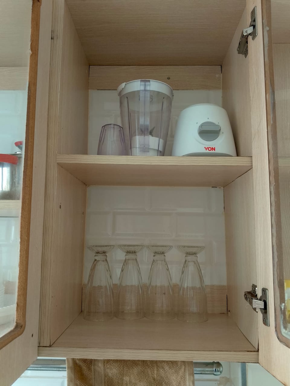 Glasses and blender 
