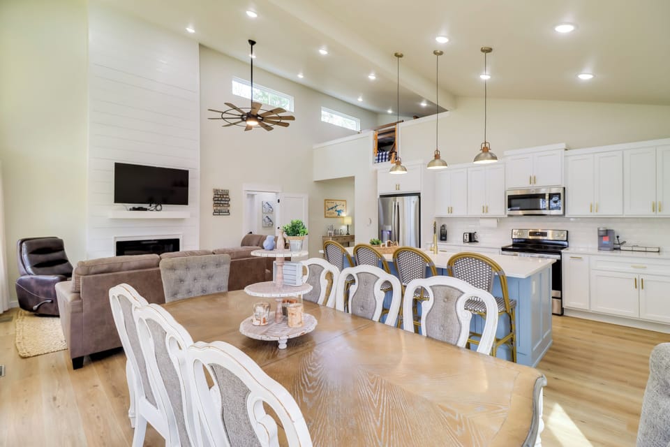 Dining Area | Dishware/Flatware | 1st Floor