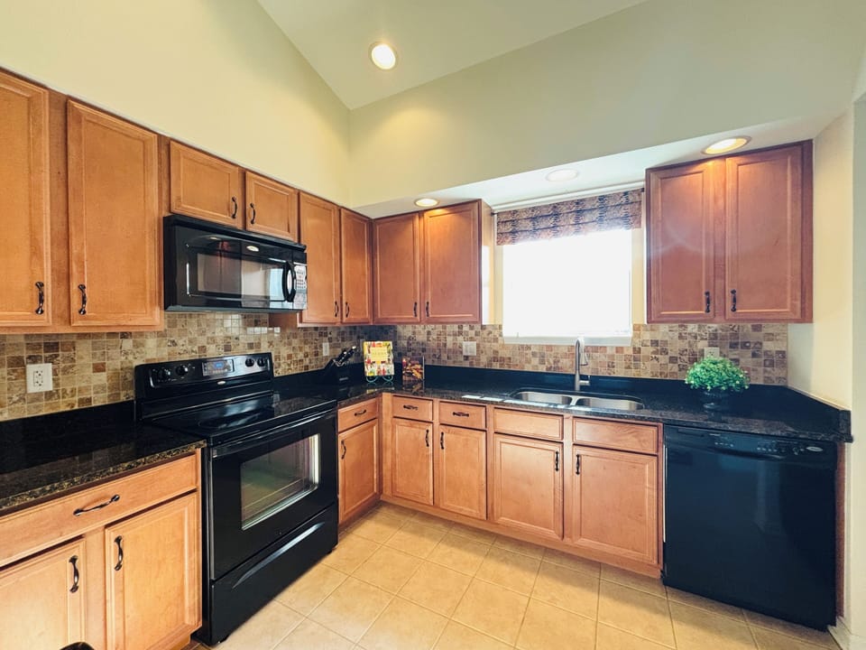 Fully stocked kitchen w/ granite countertops