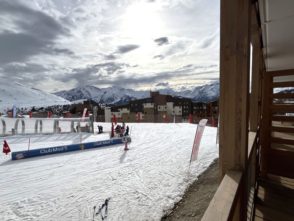 Stunning view of the pistes, ideal for soaking in the alpine atmosphere and watching the action right from your balcony