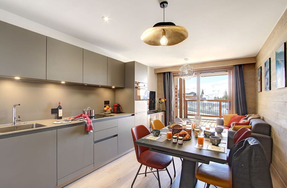 Modern open kitchen and dining area, blending elegance with warmth for memorable meals and gatherings.