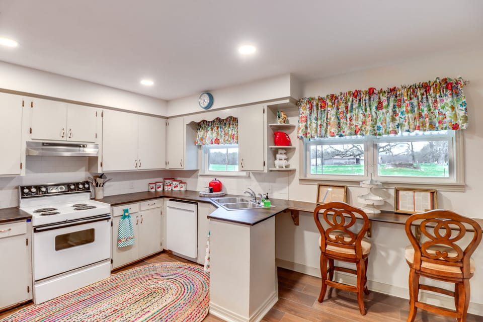 Kitchen | Cooking Basics | Dishwasher | Dining Area