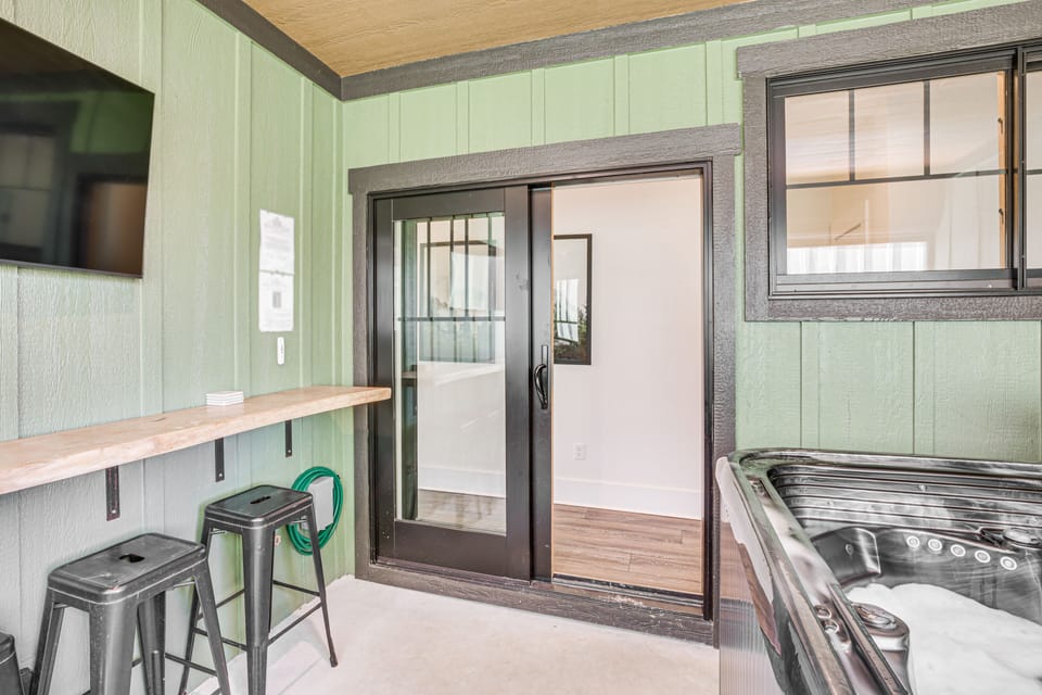 Enclosed Porch | Private Hot Tub