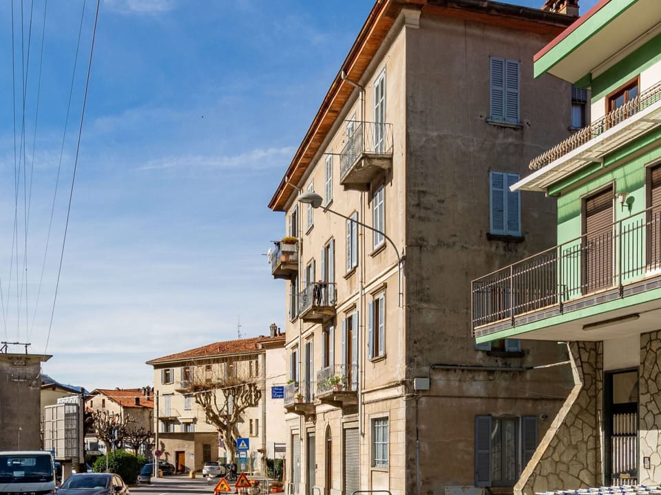 Building, Sky, Window, Cloud, Vehicle, Neighbourhood, Car, Urban Design, Residential Area, Road Surface