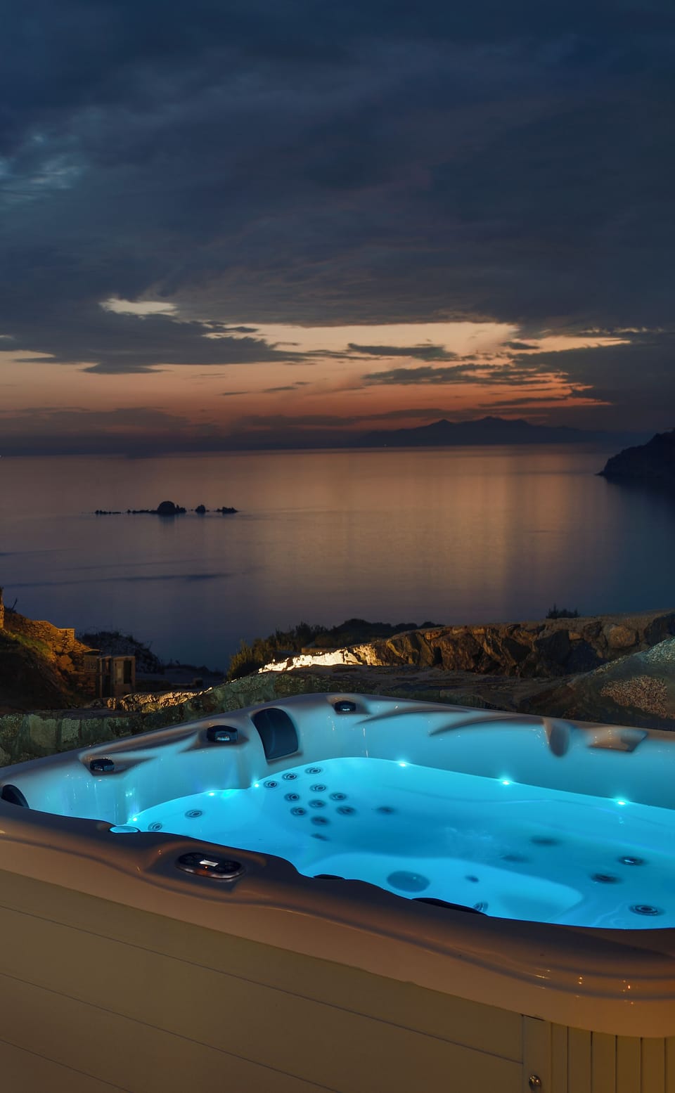 Outdoor spa tub