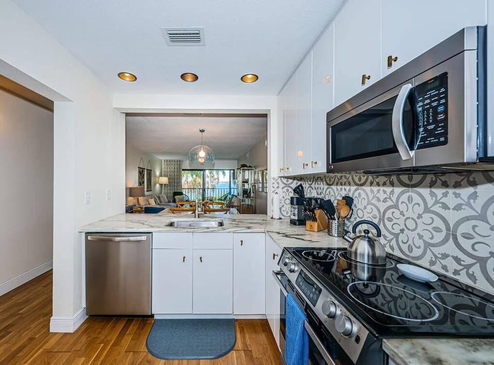 19-web-or-mls-Kitchen 1