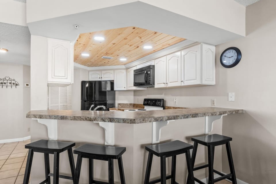 Kitchen with Breakfast Bar