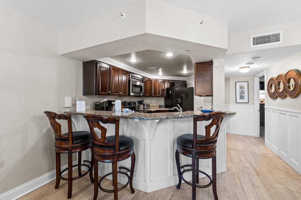 Kitchen with Breakfast Bar