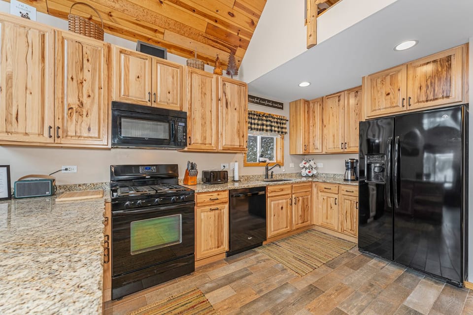 Full Kitchen with Dishwasher