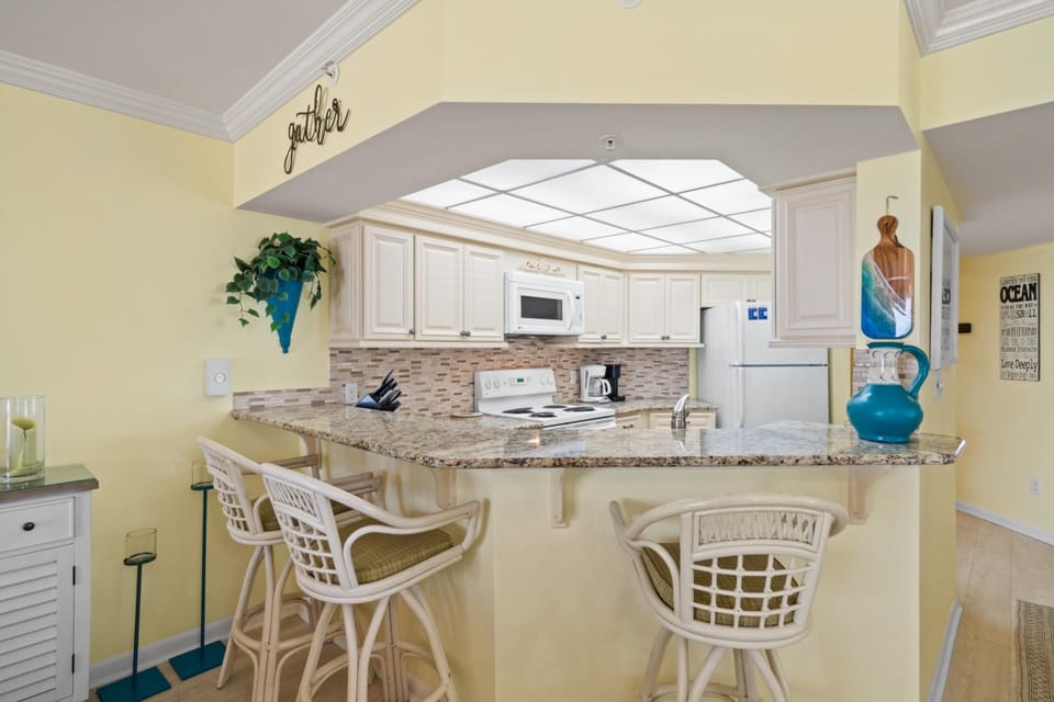 Kitchen with Breakfast Bar