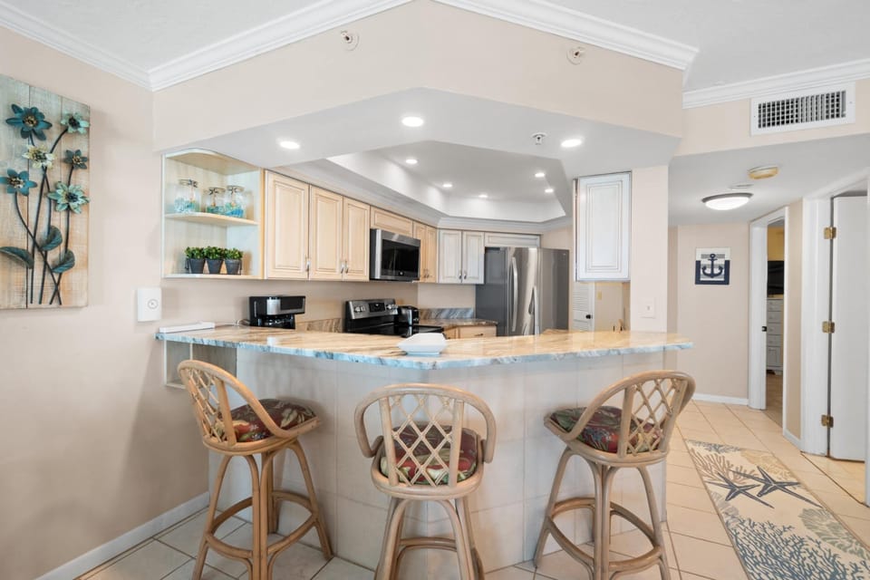 Kitchen with Breakfast Bar