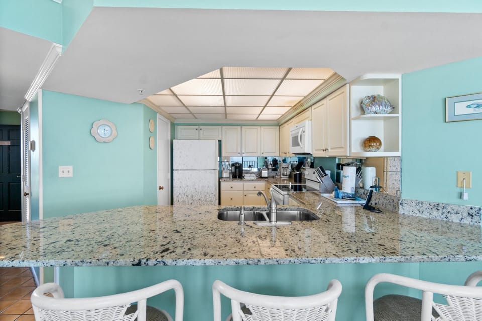 Kitchen with Breakfast Bar