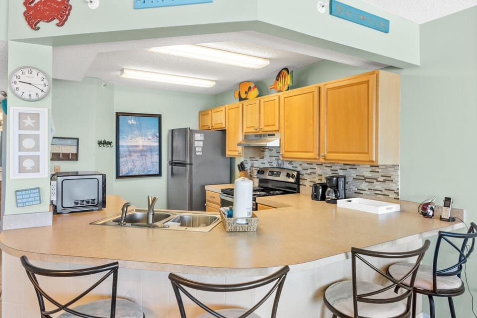 Kitchen with Breakfast Bar