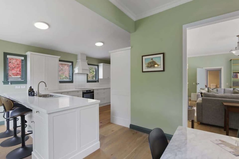 Kitchen and breakfast bar