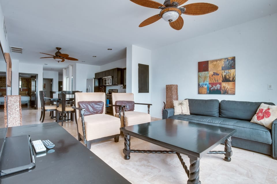 Garden View Condo - living room