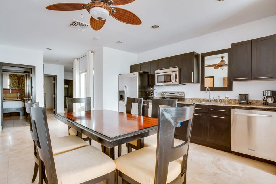 Garden View Condo - dining room and kitchen