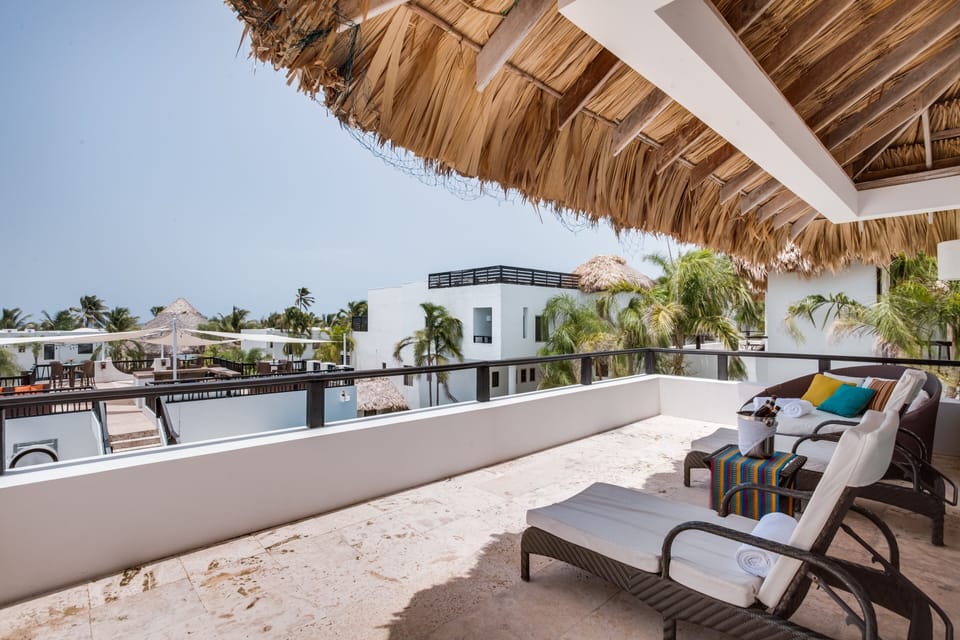 LLV - wraparound third floor balcony