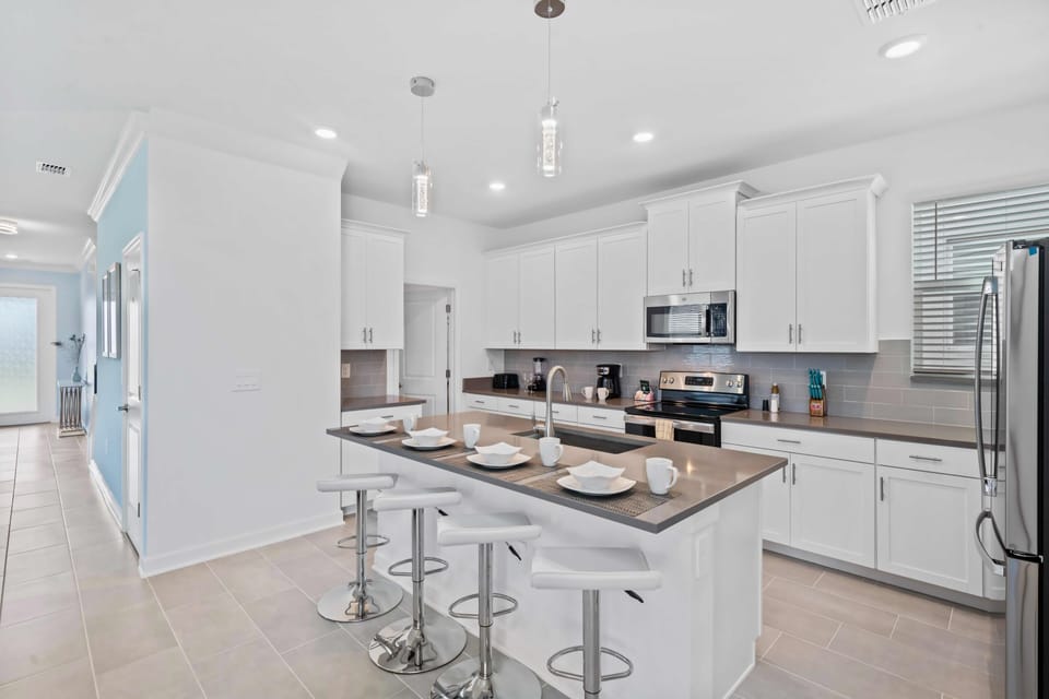 Lavish Kitchen of the Apartment in Kissimmee Florida - Fully equipped kitchen - Modern kitchen with sleek, stainless steel appliances - Integrated appliances for a seamless and stylish appearance
