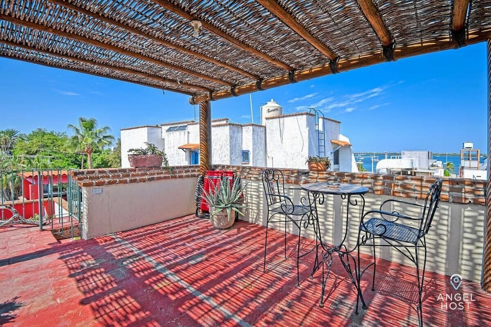 The rooftop: a perfect spot to eat, drink, and lounge!