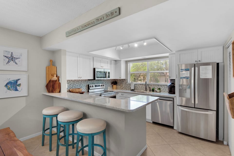 Eat-in kitchen bar seating