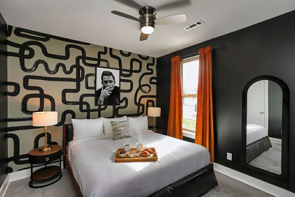 Folsom Suite: 1 king bed with en suite bathroom and beauty bar