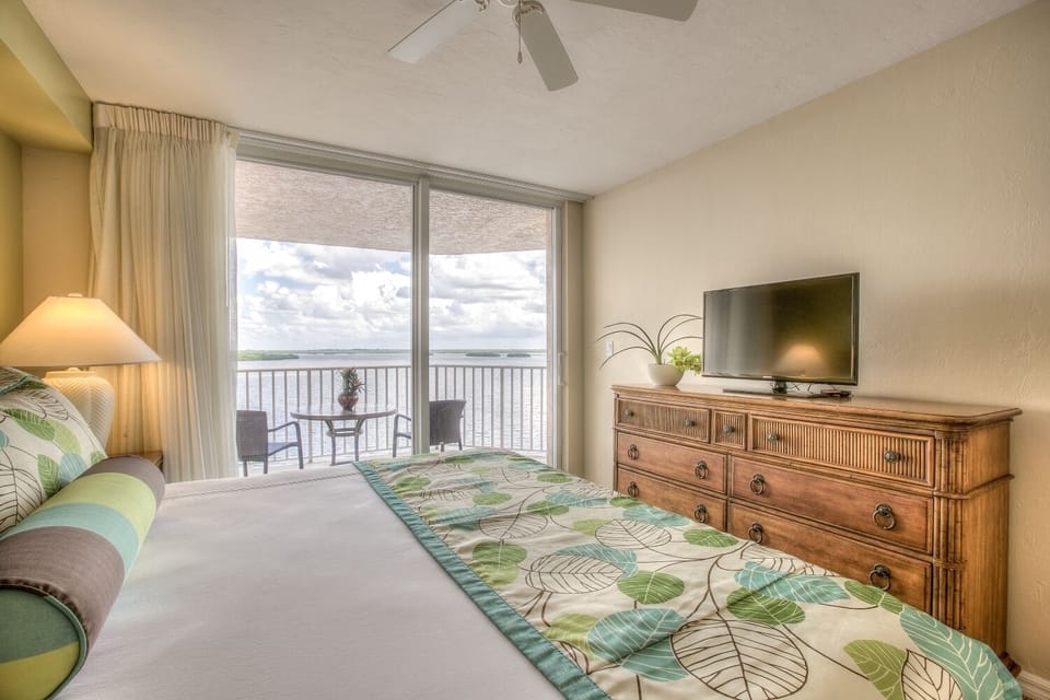 Unwind in crisp linens with calming coastal-inspired décor.