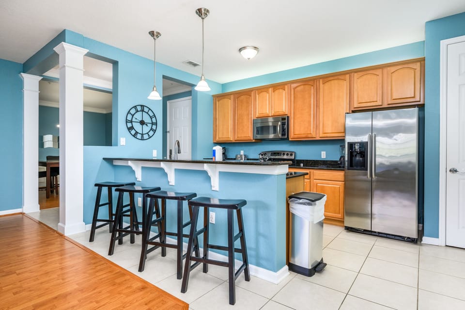 Kitchen and Breakfast Bar