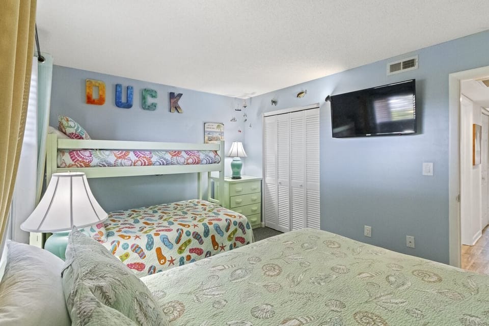Queen & Pyramid Bunk Bedroom