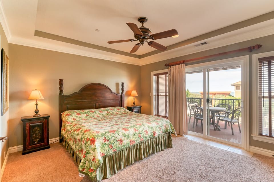 Lower Level King En Suite