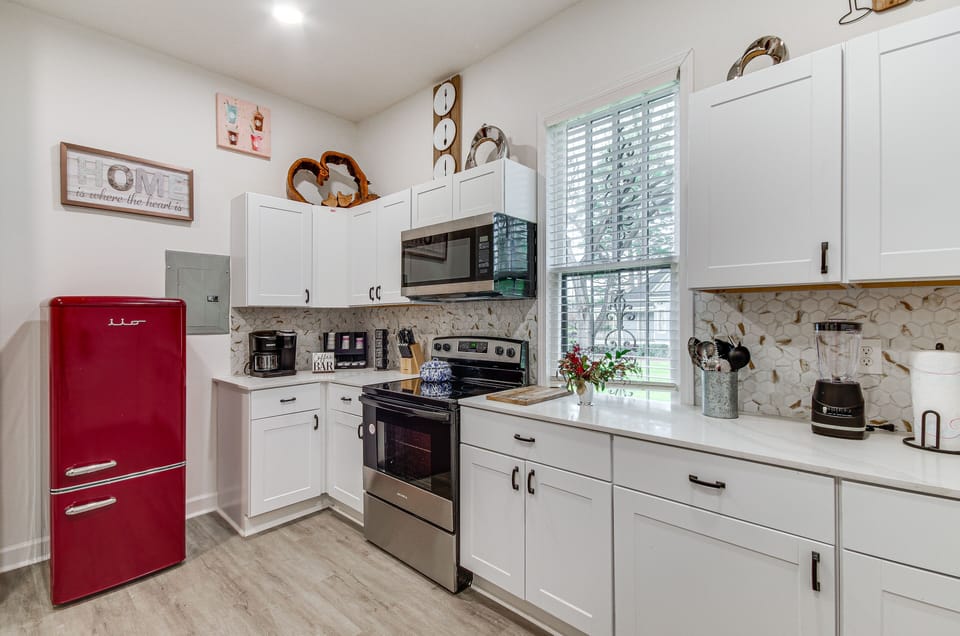 Kitchen | Drip/Single-Serve Keurig Coffee Maker | Dishwasher | Air Fryer